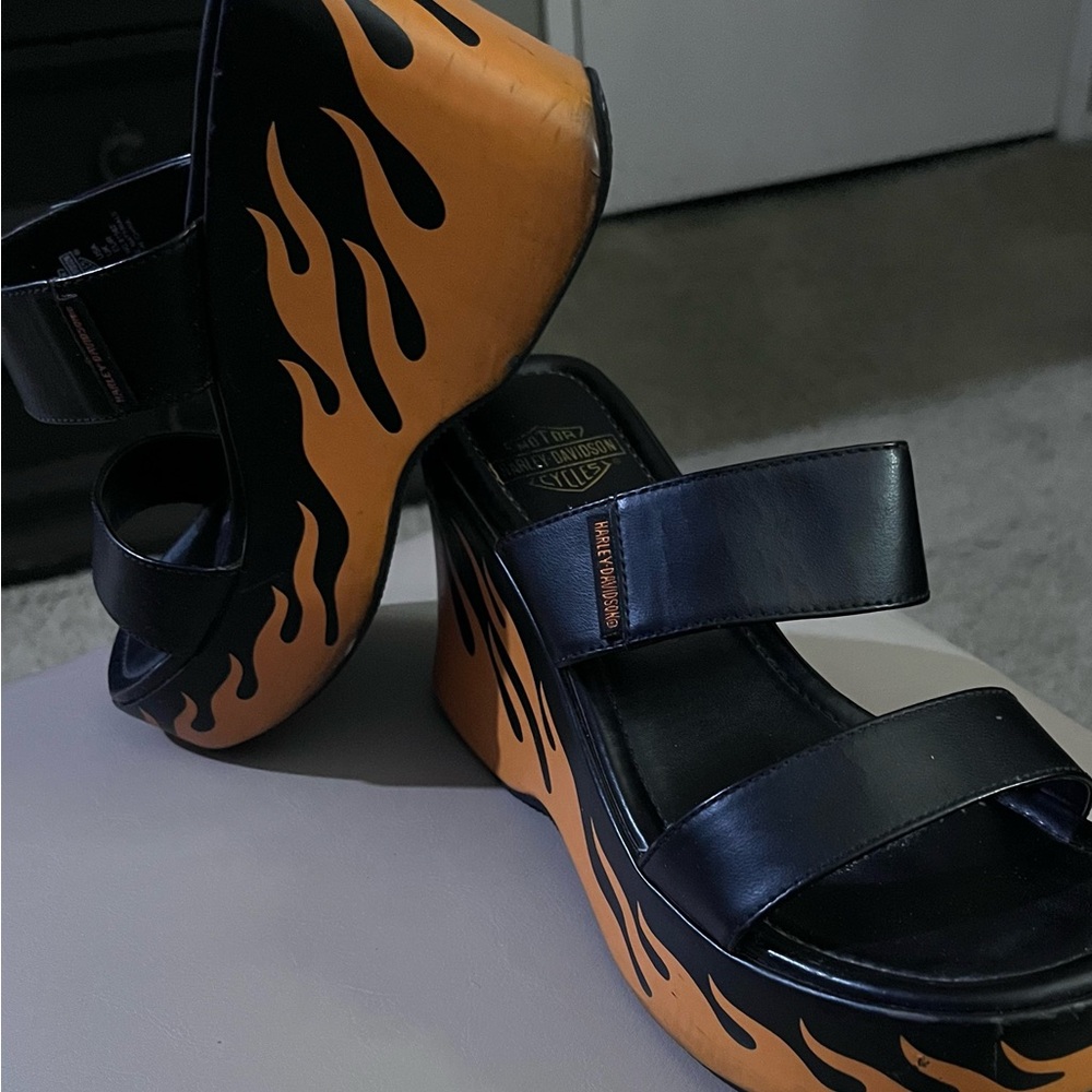 Harley-Davidson Black Platform Wedge Sandals with Orange Flame Motif - Picture 2 of 6
